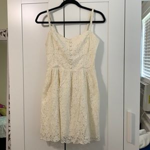 Juvenil lace mini-dress, front buttoned, zippered